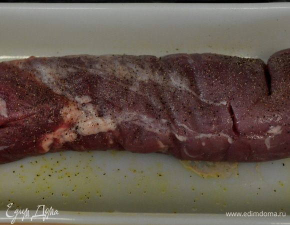 Разогреть духовку до 230гр.Свинину посолить и поперчить.