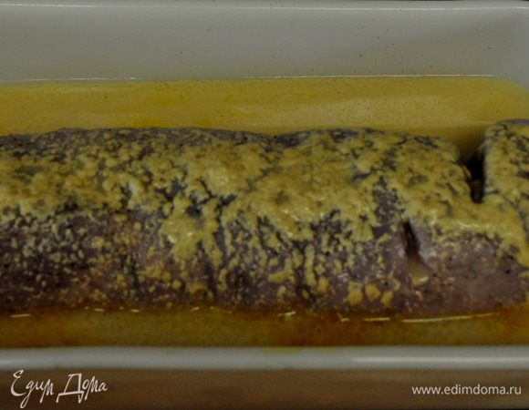 Жаропрочную посуду в которой будем готовить свинину сбрызнем или смажем олив.маслом.Положим кусок свинины в нее и поставим в духовку на 6 мин.Осторожно достанем и выльем соус поверх свинины/оставим чуть соуса для готового блюда/. Поставим обратно в духовку предварительно снижаем тем-ру до 200гр.