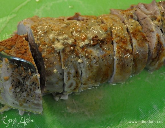 Готовим примерно 1 час.Достанем из духовки и дадим отдохнуть ему 10мин.Затем разрежим на порционные куски.