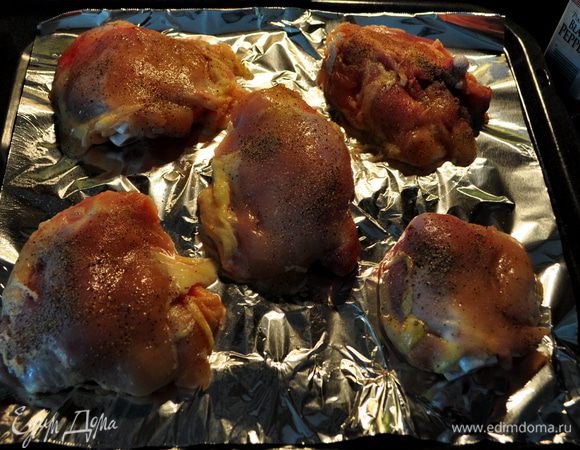 Разогреть духовку до 200гр.курочку посолить и поперчить со всех сторон.Выложить на противень с фольгой.И выпекать примерно 45мин.