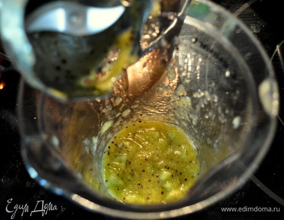 Сбланшировать в кипящей солен.  воде чеснок дольку примерно 1мин.
3 киви почистить,разрезать на дольки ,добавить чеснок,соус Табаско и все вместе разрубить чоппером,перемешать.Оставшийся киви почистить и разрезать на кусочки.