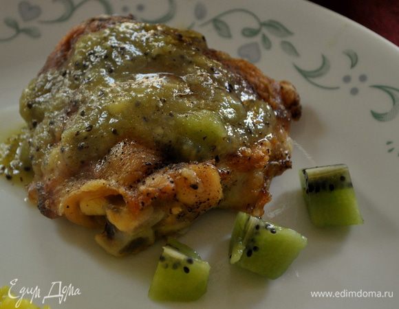 Выложить соус поверх курицы , украсить кусочками киви .