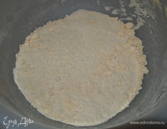 Маргарин растереть с мукой в крошку.