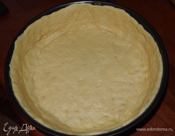 Раскатать тесто, выложить в смазанную маслом форму, накрыть, дать постоять 5 минут.