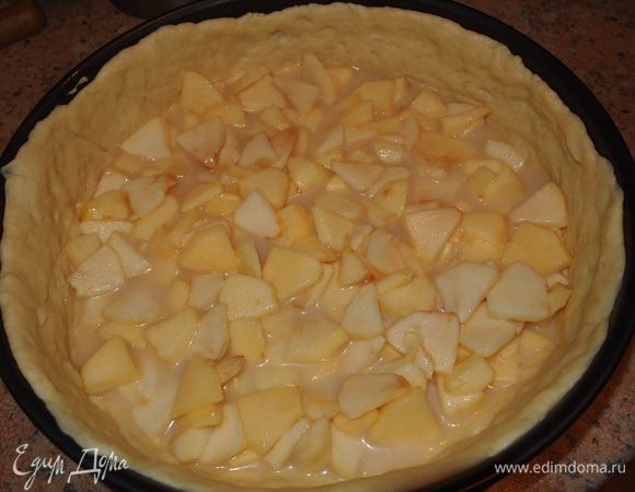 Начинку выложить на тесто.