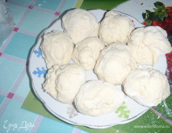 разделяем тесто на небольшие шарики