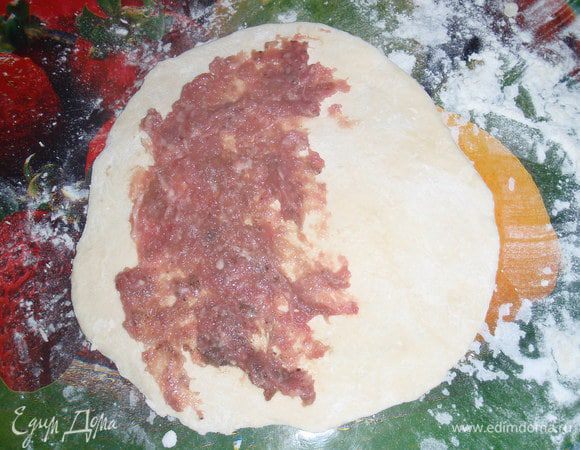 раскачиваем тесто тонким слоем но не слишком и мажем фаршем. Чтобы начинка была сочной можно сверху положить кусочек масла.