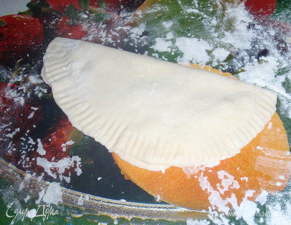 соединяем концы теста и закрепляем вилкой