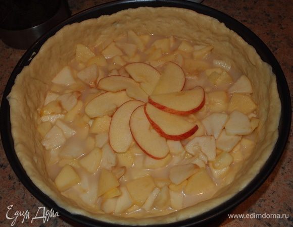 Центр украсить тонко порезанными дольками яблока. Сверху полить оставшейся смесью и присыпать 1ч.л. сахара.