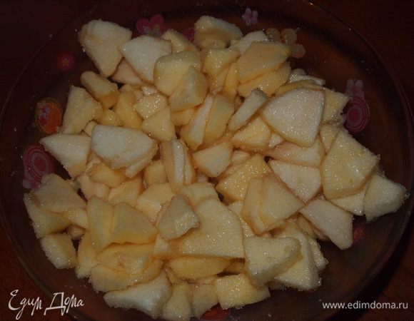 Начинка:
Яблоки очистить от кужуры и сердцевины. Тонко порезать, посыпать половиной песка и перемешать.