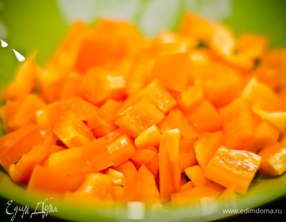 Мелко нарезаем перец.