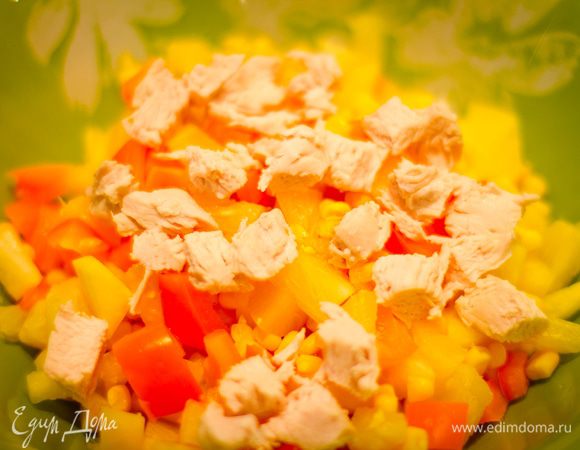 Отвариваем куриную грудку, мелко нарезаем, смешиваем с предыдущими ингредиентами.
