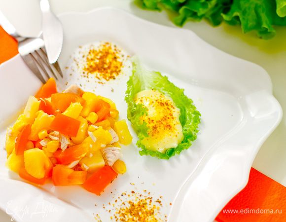 Готовим соус: смешиваем майонез и соус карри. Добавляем карри молотый и белый перец. Соус подаем к салату.