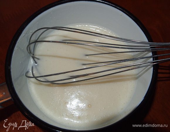 Сливки смешать с белком и оставшимся сахаром. Взбить венчиком.