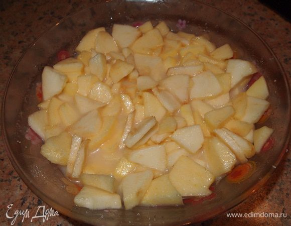Нарезанные яблоки залить сливочной смесью. Оставить 4 ст.л. смеси для заливки украшения в центре торта.