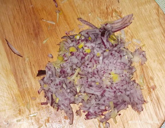 лук мелко нарезать