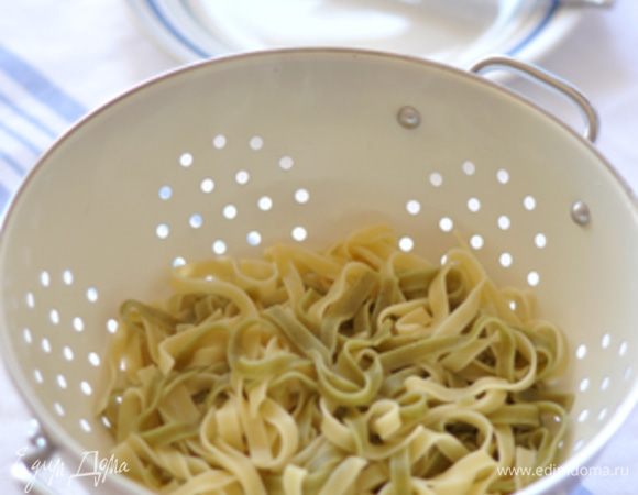 
 Отварить тальятелле согласно инструкции на упаковке. Отбросить на дуршлаг. 
