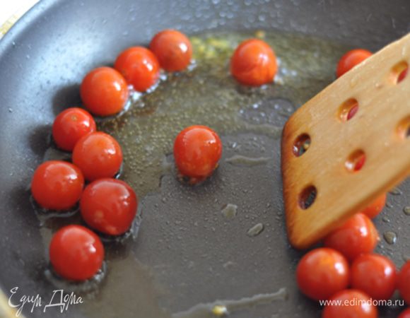  Помидоры вымыть. Некоторые разрезать пополам. Разогреть в сковороде оливковое масло и помешивая немного обжарить помидоры черри. 