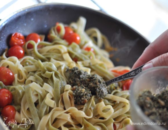  Выложить в сковороду с помидорами отваренные тальятелле, перемешать. Вернуть на небольшой огонь.Добавить приготовленный песто, тщательно перемешать и через 2-3 мин снять с огня. Разложить по тарелкам, посыпать тертым пармезаном. 
    Приятного аппетита!