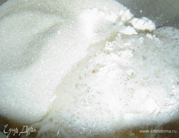 Для этого торта нужно приготовить 4 коржа, два прямоугольных и два круглых. Для каждого коржа соединяем стакан муки, стакан сахара, 2 чайные ложки крахмала, 1,5 чайных ложки соды, гашеной уксусом, 2 яйца, и вяленую клюкву, для второго коржа грецкие орехи, для третьего - вяленую вишню с курагой, а четвертый корж без добавок, в конце добавляем сметану. Все ингредиенты перемешиваем и выкладываем на противень, застеленный пергаментной бумагой и выпекаем при температуре 180 гр. около 20 минут.
 Теперь приступаем к приготовлению заварного сметанного крема, для этого соединяем сметану,сахар, яйцо, ванильный сахар, муку и варим на водяной бане,постоянно помешивая до загустения. Охлаждаем,отдельно взбиваем 200г масла.Затем начинаем добавлять по столовой ложке сметанный заварной крем в масло,взбивая после каждой добавленной ложки.Важно,чтобы температура масла и заваренного крема были одинаковыми перед началом взбивания. Крем готов.
 Теперь готовим второй крем, для этого взбиваем масло и постепенно добавляем вареное сгущенное молоко, взбиваем до пышной массы.
 
 

