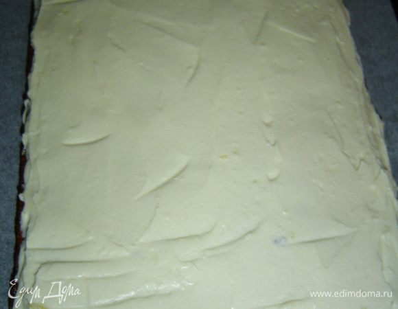 Вот пришла пора собирать торт! Один из прямоугольных коржей смазываем заварным сметанным кремом, на него кладем второй корж. 