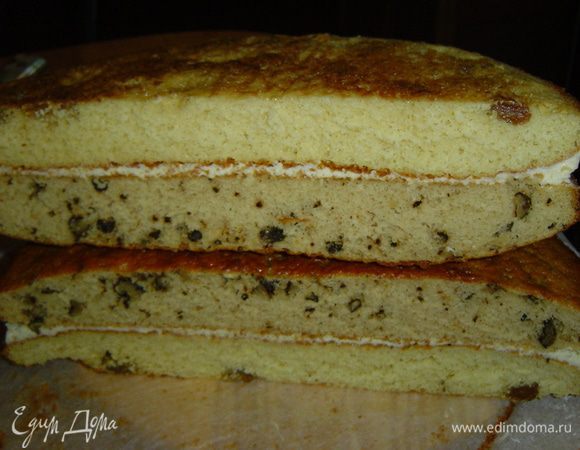 Затем круглые коржы разрезаем вдоль на две равные части,