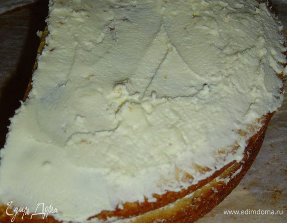 верх одной половины смазываем кремом и кладем на нее вторую половину.