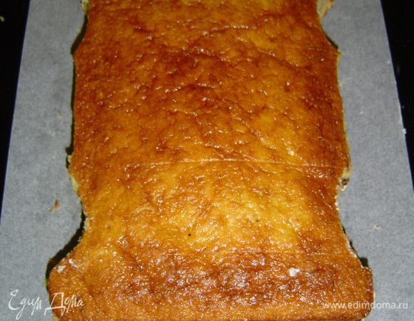 В прямоугольных коржах делаем по бокам четыре полукруглые выемки под колеса.