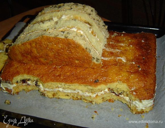 Полукруглую часть торта уменьшаем до такой степени, чтобы она смогла служить кабиной, и устанавливаем ее на основание из прямоугольных коржей.