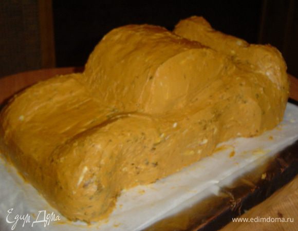 Когда мы вылепили корпус машинки, обмазываем ее масляным кремом.