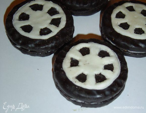 Колеса я сделала из печенья в шоколаде, которое склеила с помощью масляного крема, а серединку колес вырезала из белой мастики.