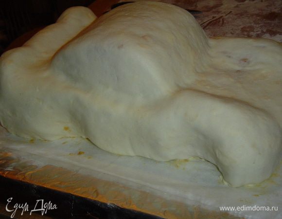 А теперь приступаем к обтяжке машины мастикой. Я готовила белую мастику из маршмеллоу, но мармышки были подсохшие и мастика не получилась такая как нужно, но на завтра нужно было отдать торт, поэтому пришлось выкручиваться. Белую мастику я раскрашивала красным пищевым красителем, что бы цвет машины был ярче. Для тех, кто захочет порадовать своих мальчишек таким тортом показываю пошагово украшение машинки.