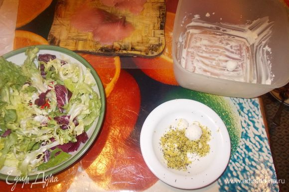 Выложить на тарелку листья салата.Сделать заправку для этого смешать сок лимона с маслом и взбить.