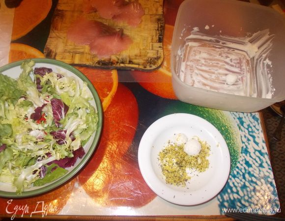 Выложить на тарелку листья салата.Сделать заправку для этого смешать сок лимона с маслом и взбить.