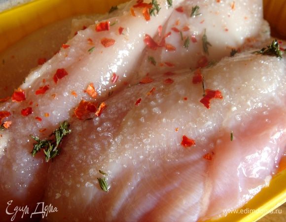 Куриное филе мариновать в течении часа в смеси лимонного сока с солью,перцем чили и тимьяном.Быстро обжарить филе на растительном масле.Грибы обжарить в отдельной сковороде.