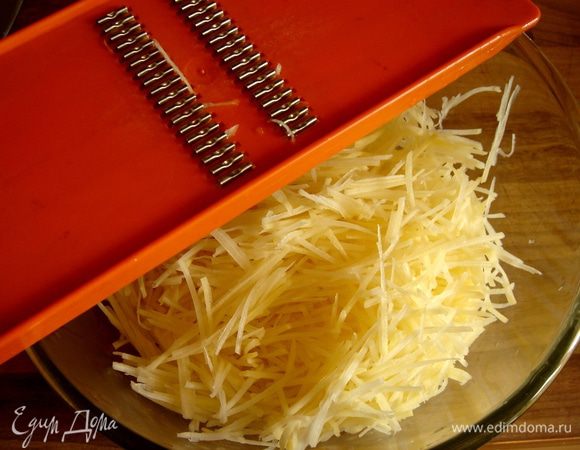 Для рёсти натереть картофель на тонкие-тонкие брусочки(я пользуюсь тёркой для корейской моркови),промыть под проточной водой.Посолить и оставить на 10-15 минут.Отжать картофель.