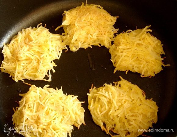 Смешать картофель со взбитым яйцом.Руками слепить небольшие колобки,расплющить их тонко и обжарить на растительном масле на среднем огне до золотистой,хрустящей корочки. 