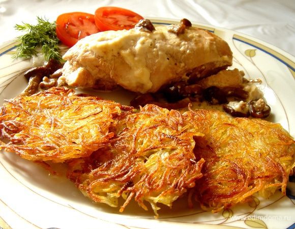 Выложить на тарелку филе,полить его сливочным соусом с грибами.Добавить рёсти и свежие овощи.Приятного аппетита!