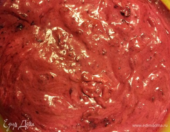 Замачиваем желатин в холодной воде, а пока делаем мусс. Из ягод делаем пюре(я делала блендером)добавляем сахар(я добавила 7 чайных ложек, перемешать. Половину пюре разогреть на плите, добавить желатин, размешать и смешать с остальным пюре. Пока немного остужается займемся белком. Белок взбить до пиков.Сливки взбить тоже до пиков с сахарной пудрой. 
А теперь аккуратно вводим белок и сливки в наш мусс. Аккуратно мешаем и ставим в холодильник на пол часика. 