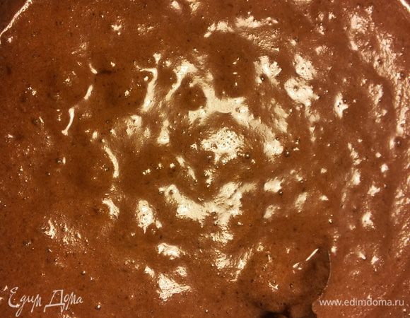 Разогреваем духовку до 180 градусов и делаем рулетик.
Желтки взбиваем, добавляем туда муку, крахмал и какао, и конечно растопленный шоколад. Взбиваем белки и аккуратно вводим в нашу массу. Перемешиваем. 
Выливаем тесто на противень на пергамент и распределяем. Тут я предлагаю не сильно его распределять, пусть лучше будет пышнее, чем тоньше. У меня очень тонкий получился. Выпекаем 10-12 минут. 
