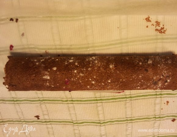 На готовый коржик присыпаем сахарной пудрой накрываем ещё одним листом бумаги и переворачиваем на полотенце(на стол).Аккуратно скручиваем его пока он тёплый и ждём пока чуть остынет, затем достаём наш мусс и и распределяем его по рулету, заново скручиваем и подаём на стол, или в холодильник до нужного момента. 
Я желатина положила меньше поэтому мусс растекся. Но вкус всё равно был замечательный) Всем приятного чая)