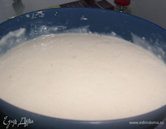 В небольшом количестве теплого молока распустить дрожжи, добавить немного сахарку, и муки, размешать и оставить опару на 5 минут.