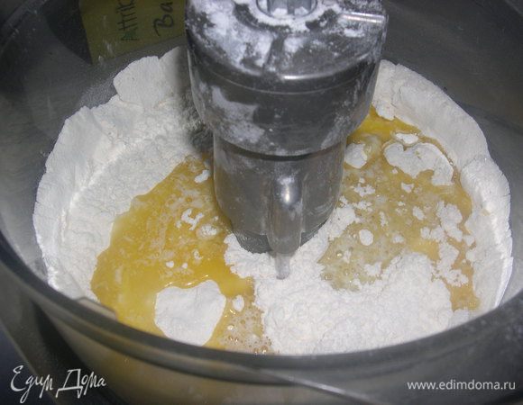 Муку, сахар, ванильный сахар и соль смешиваем, добавить яйца и всё смешать с мукой.