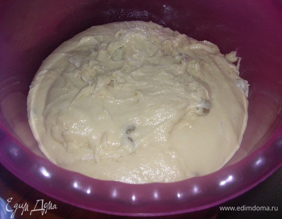 Маргарин растопить, добавить в теплое молоко, влить в муку.
ЗАМЕСИТЬ ТЕСТО!(не менее 5 минут), добавить изюм.