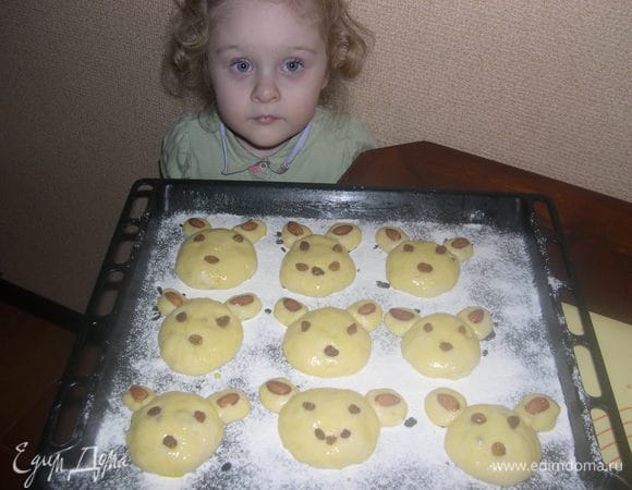 Тесто ещё раз взбить, сформировать шарики, оставив тесто и для "ушек". 
Прикрепить к каждому шарику ушки, на ушки положить по миндалю, глаза и носик - изюм.Хорошо вдавить.