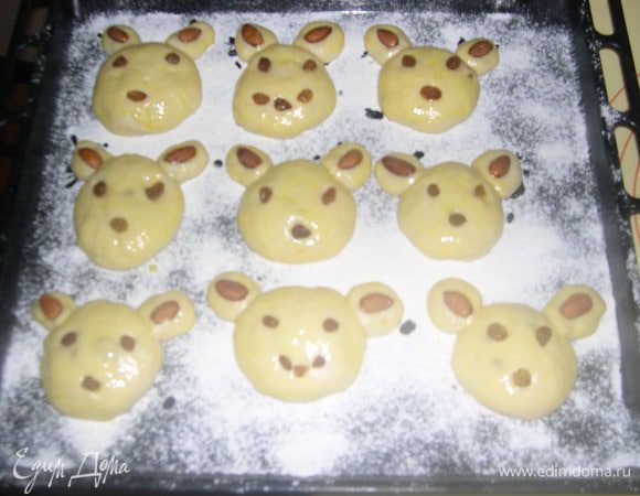 Смазать (желток + 1 ст. л. сливок или молока или просто желтком) и оставить на 30 минут. А когда наши зайчики "подросли" выпекаем при 175 гр примерно 15 минут.