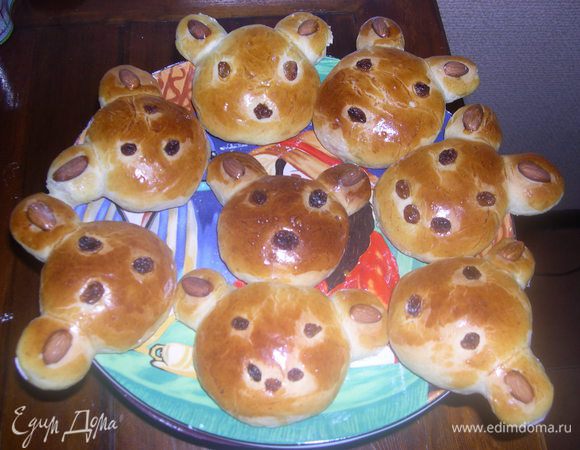 ВОТ ТАКИЕ ОЧАРОВАТЕЛЬНЫЕ У НАС ПОЛУЧИЛИСЬ МИШКИ ))))
Сверху можно присыпать сахарной пудрой, если хотите!!!