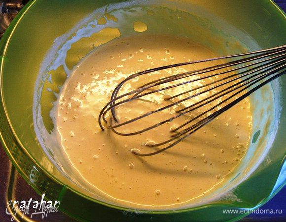 Приготовить опару: 
В миску размельчить руками свежие дрожжи, влить теплое молоко, добавить весь сахар и 2-3 ст.л. муки. Хорошенько всё венчиком взбить, что бы не было комочков, накрыть целлофановой шапочкой и поставить в тёплое место на 20 минут.