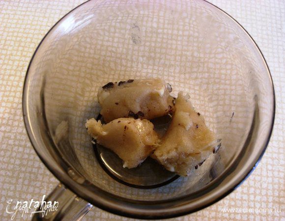 В кружку с марципаном добавить воду и поставить в СВЧ на 1 минуту (наблюдать через окошко!!!) при мощности 300. 