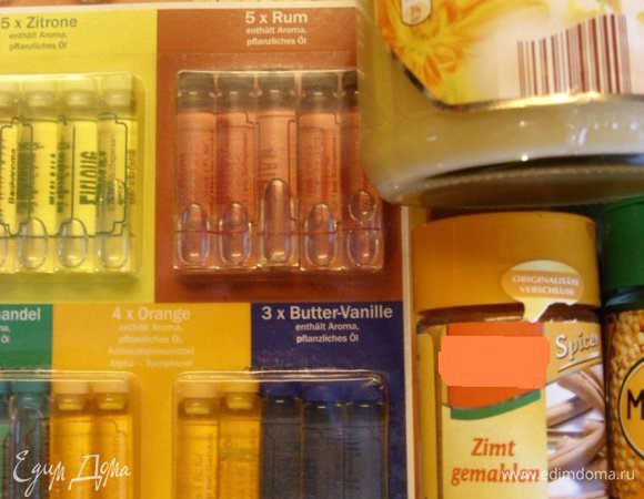 В марципановую массу добавить эссенцию, молотые мускат и корицу, мёд. Всё тщательно размешать.